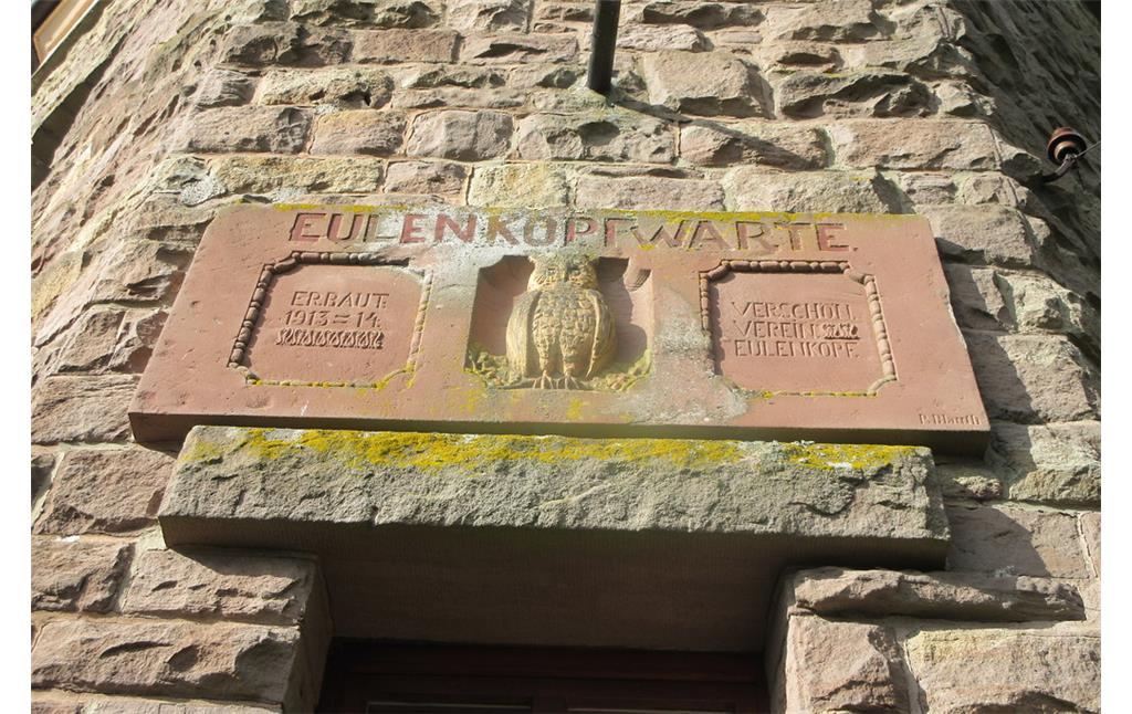 Die Inschrift "EULENKOPFWARTE" am Eulenkopfturm in Eulenbis (2017).