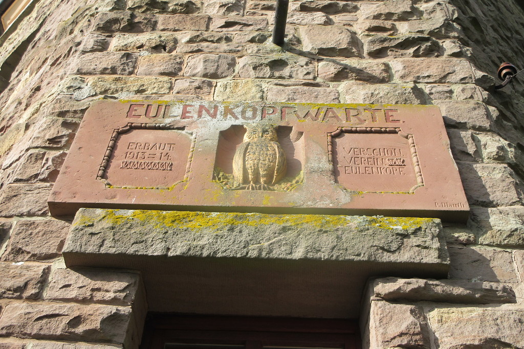Die Inschrift "EULENKOPFWARTE" am Eulenkopfturm in Eulenbis (2017).