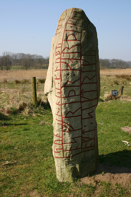 Kopie des großen Sigtrygg-Steins im Gelände in der Nähe der Brücke zwischen dem Haddebyer und Selker Noor (2007)