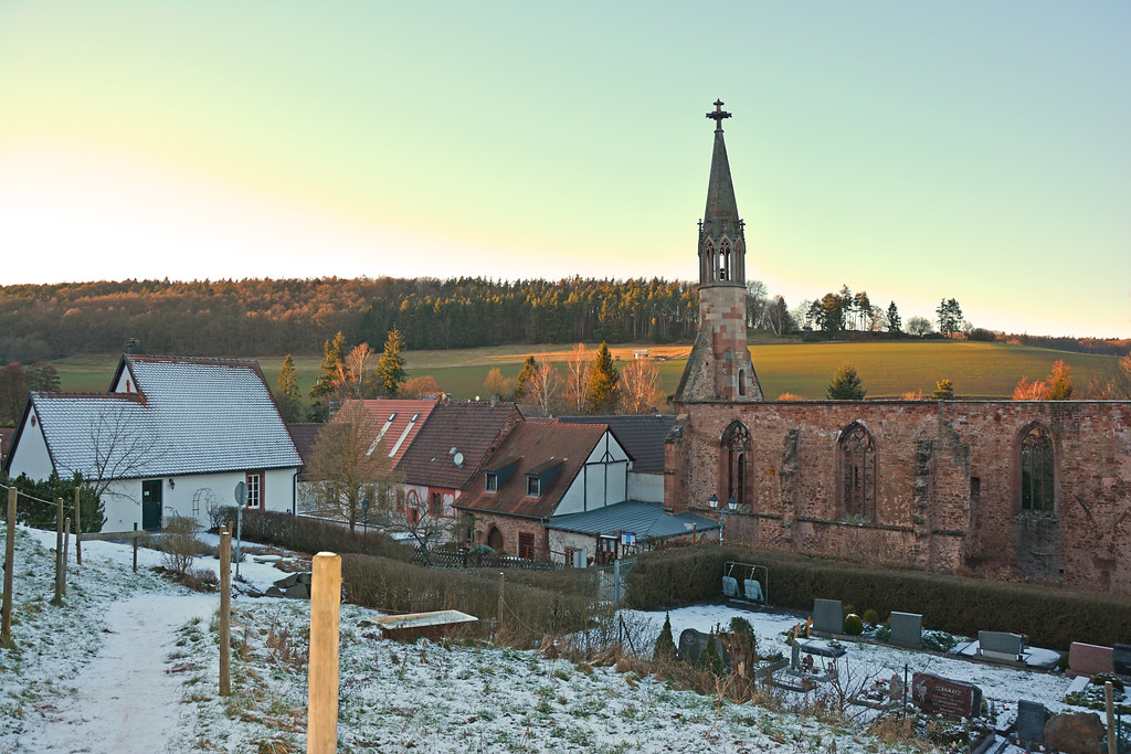 Blick von Südosten auf das ehemalige Gelände des Klosters Rosenthal. Rechts im Bild die Ruine der Klosterkirche (2018).