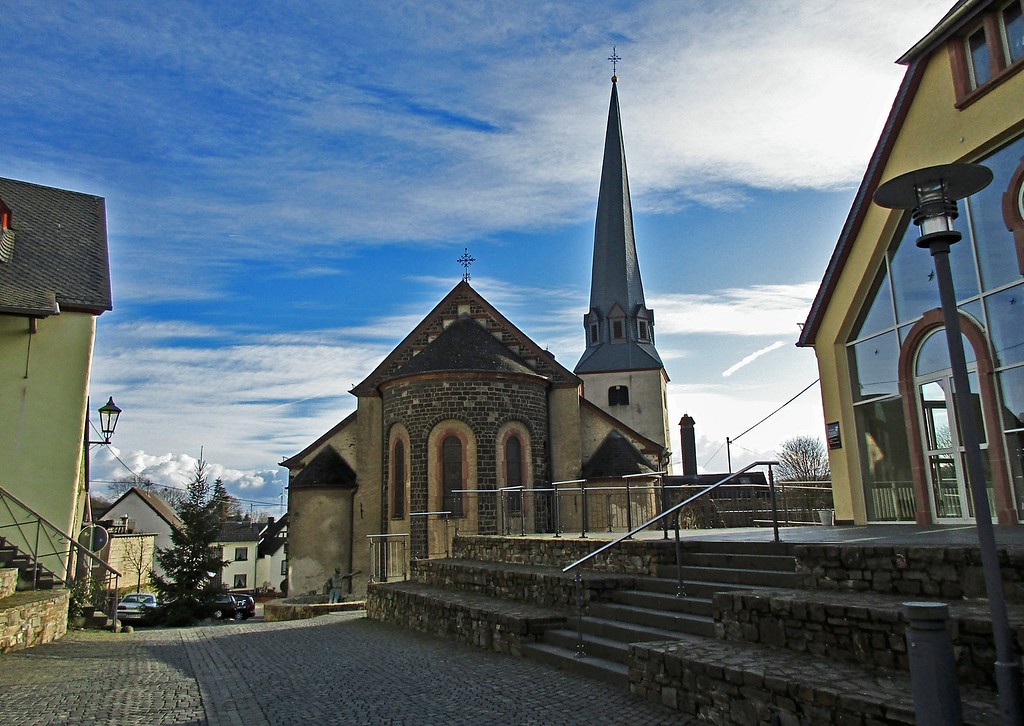 Historischer Ortskern Kaisersesch mit Gefängnis, Pfarrkirche und Kinosaal (2015).