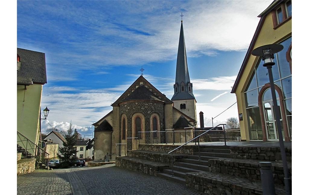 Historischer Ortskern Kaisersesch mit Gefängnis, Pfarrkirche und Kinosaal (2015).