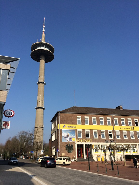 Der Fernsehturm in Wesel neben dem Postamt auf dem Berliner-Tor-Platz