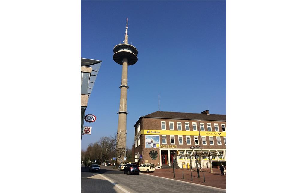 Der Fernsehturm in Wesel neben dem Postamt auf dem Berliner-Tor-Platz