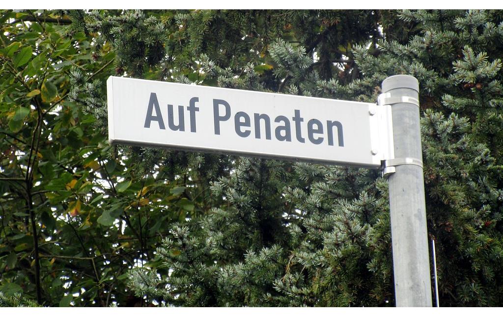 Straßenschild "Auf Penaten" an den früheren Werken der "Penaten Pharmazeutische Fabrik Dr. med. Riese & Co. GmbH" in Rhöndorf (2016).