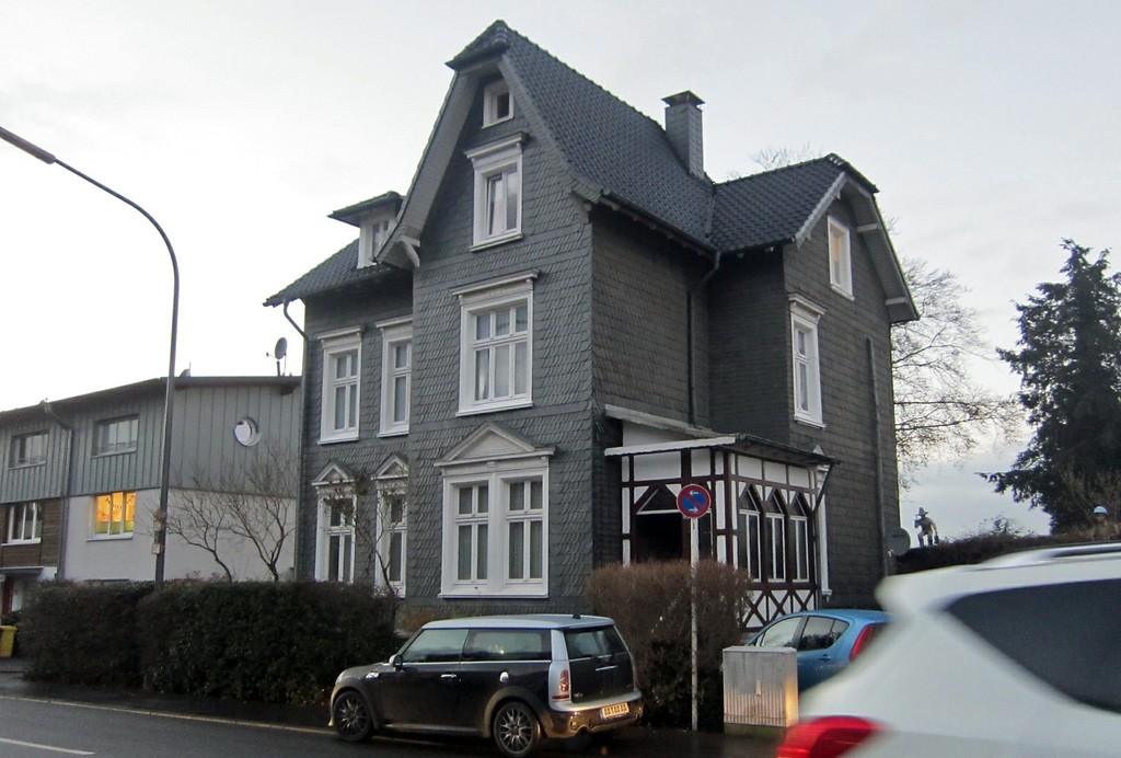 Mit Schiefer verkleidetes Wohnhaus im Ortskern von Wuppertal-Cronenberg (2014).