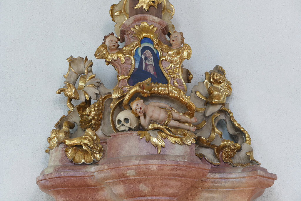 Detailansicht des Marmorsockels im Rokokokreuz in der Kirche Kreuzerhöhung in Kirrweiler (2021)