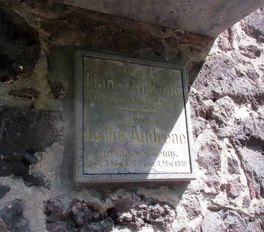 Die Gedenktafel links des Eingangs zum Lydiaturm am Laacher See erinnert an die wohl bedeutendsten Förderer des Aussichtturmes, Hans und Lydia Andreae (2020).