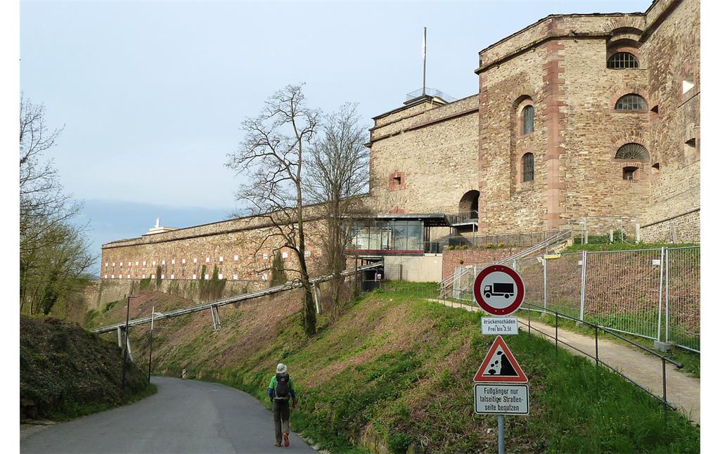 Festung Ehrenbreitstein, Festungskirche, grosse Traverse und Niedere Ostfront mit Schrägaufzug (2017)