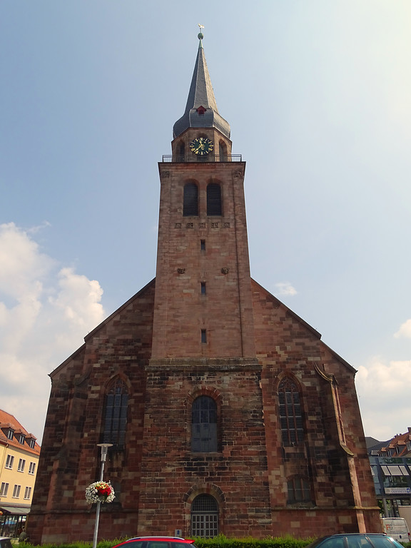 Blick auf den Turm im Südwesten der protestantischen Alexanderkirche in Zweibrücken (2018).
