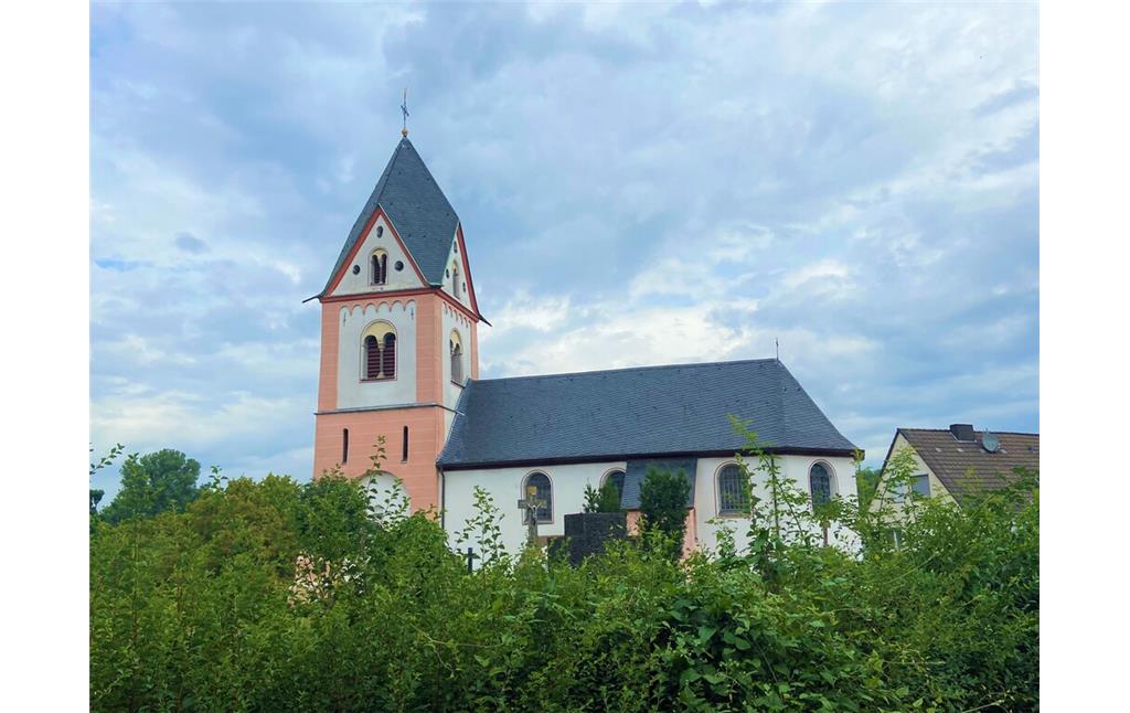 Die katholische Kirche St. Michael in Köln-Zündorf, Blick in Richtung Norden (2023).