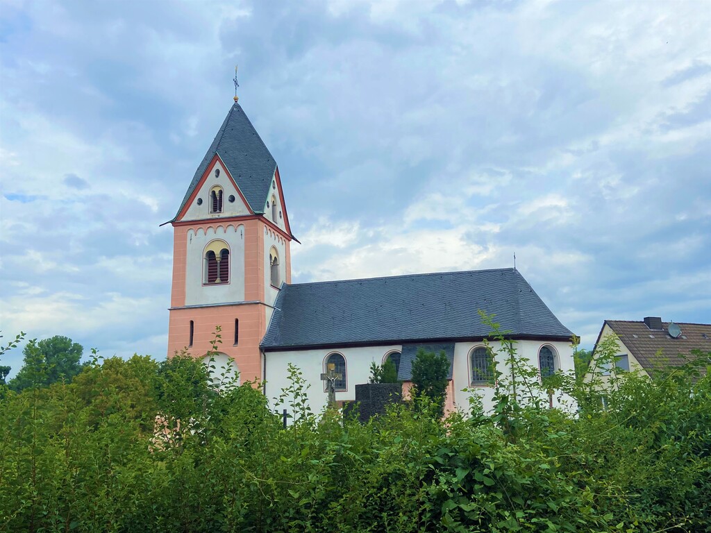 Die katholische Kirche St. Michael in Köln-Zündorf, Blick in Richtung Norden (2023).