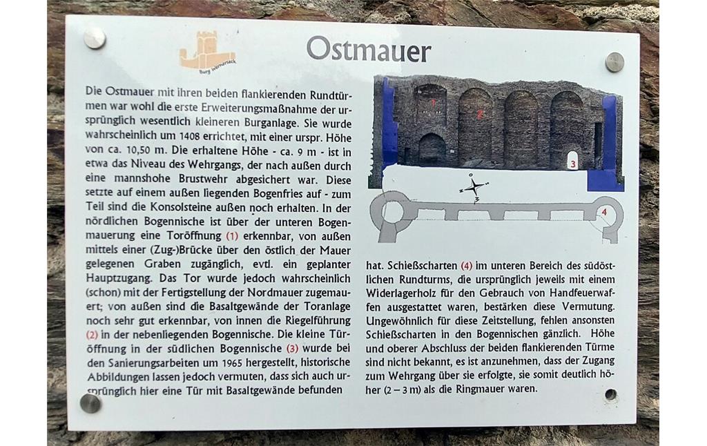 Informationstafel zur Ostmauer der Burgruine Wernerseck bei Ochtendung (2021).