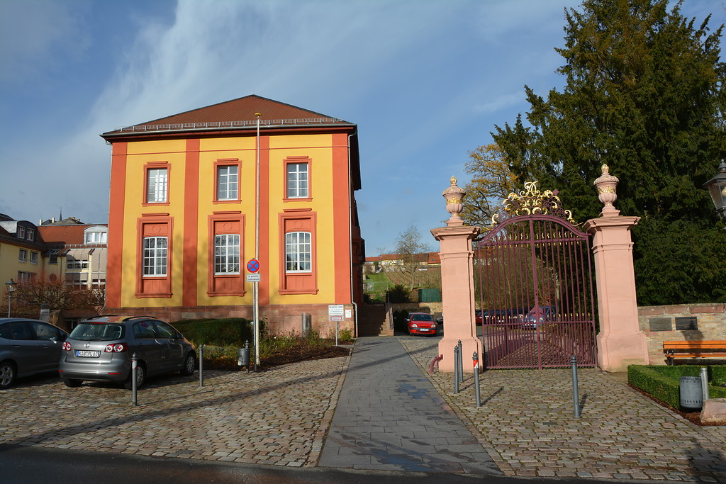 Blick von Süden auf das Barockschloss in Kirchheimbolanden und den angrenzenden Schlossgarten. Im Hintergrund der Bildmitte sind die heutigen Weinreben des ehemaligen Terrassengartens zu erkennen (2015).