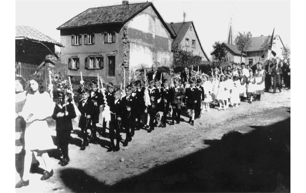 Katholischer Prozessionszug in Dörrebach, das Schloss ist bereits abgerissen (1940er Jahre)