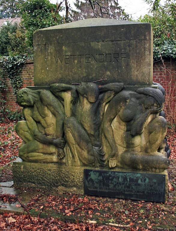 Südliche Ansicht des durch den deutsch-jüdischen Bildhauer Benno Elkan (1877-1960) geschaffenen Grabdenkmals (Großstein) der Familie Ludwig Hans Wettendorf auf dem jüdischen Friedhof Roßweide in Wickrath (2015)