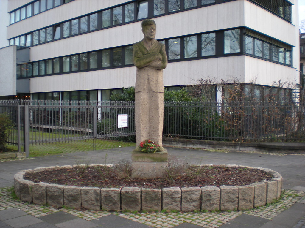 Das John F. Kennedy-Denkmal in Bonn-Plitterdorf mitsamt seiner Einfassung (2014)