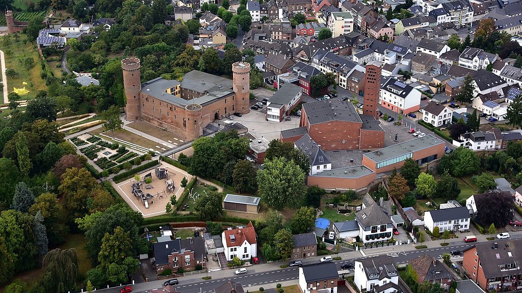 Luftaufnahme der Kurkölnischen Landesburg Zülpich und den Römerthermen Zülpich - Museum der Badekultur rechts im Bild (2016)