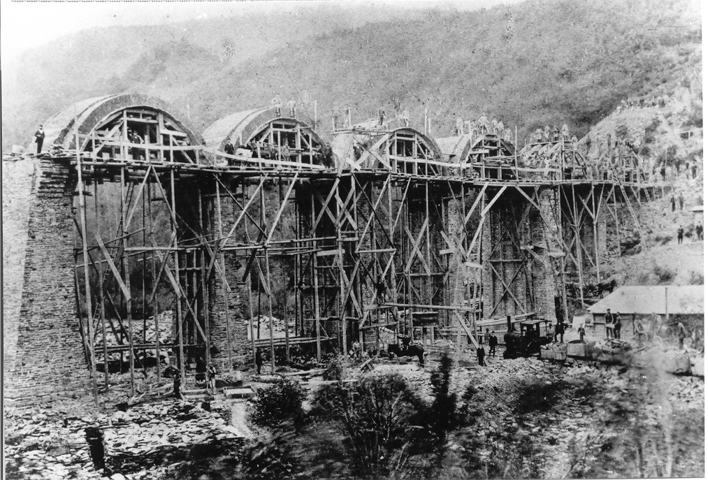 Historisches Foto vom Bau eines Viaduktes der Brexbachtalbahnstrecke (Aufnahme Ende 19. Jahrhundert).