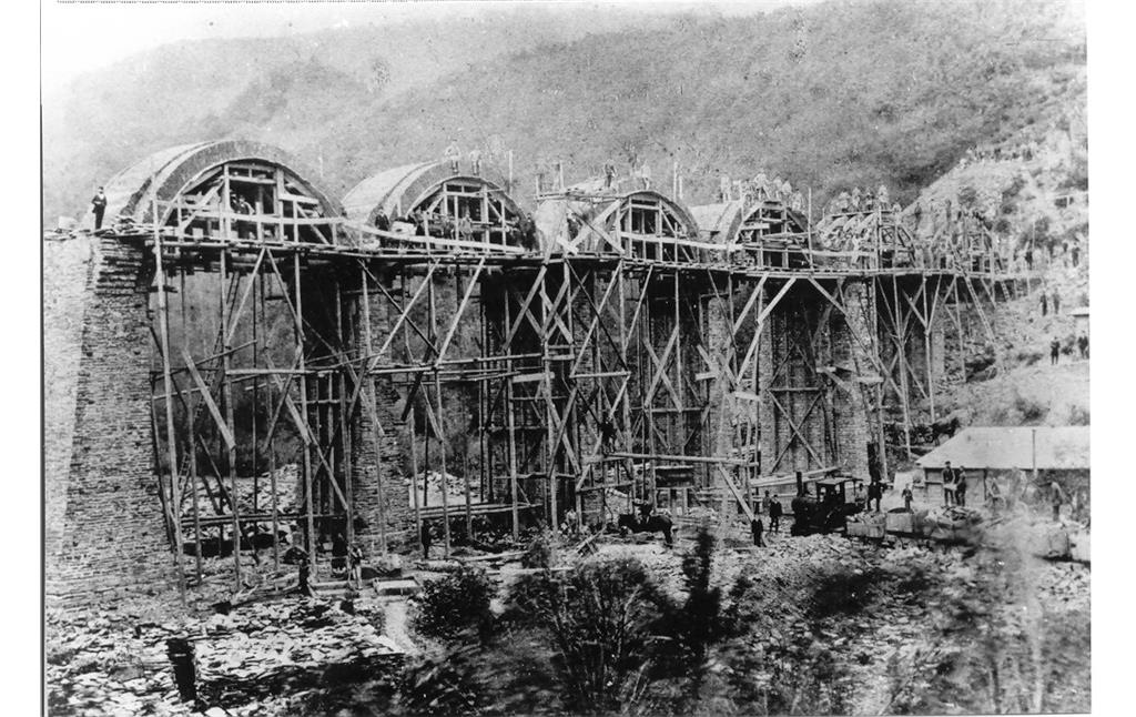 Historisches Foto vom Bau eines Viaduktes der Brexbachtalbahnstrecke (Aufnahme Ende 19. Jahrhundert).