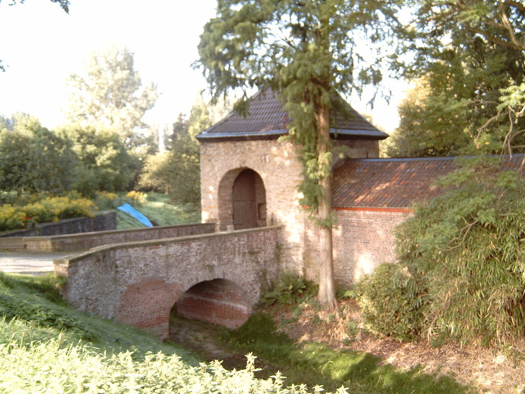 Zugangstor zu Haus Unterbach bei Erkrath (2006).