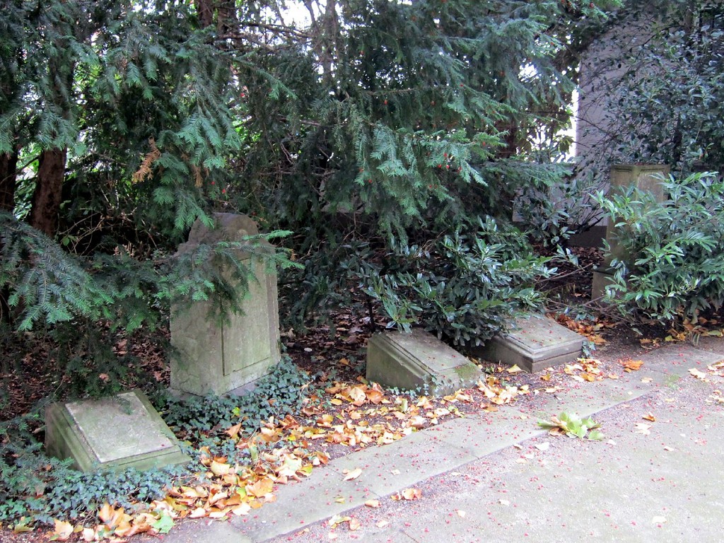 Steine auf der Grünfläche an der Ecke Werdener Straße / Friedhofstraße, nahe des jüdischen Friedhofs in der Werdener Straße in Ratingen (2011)