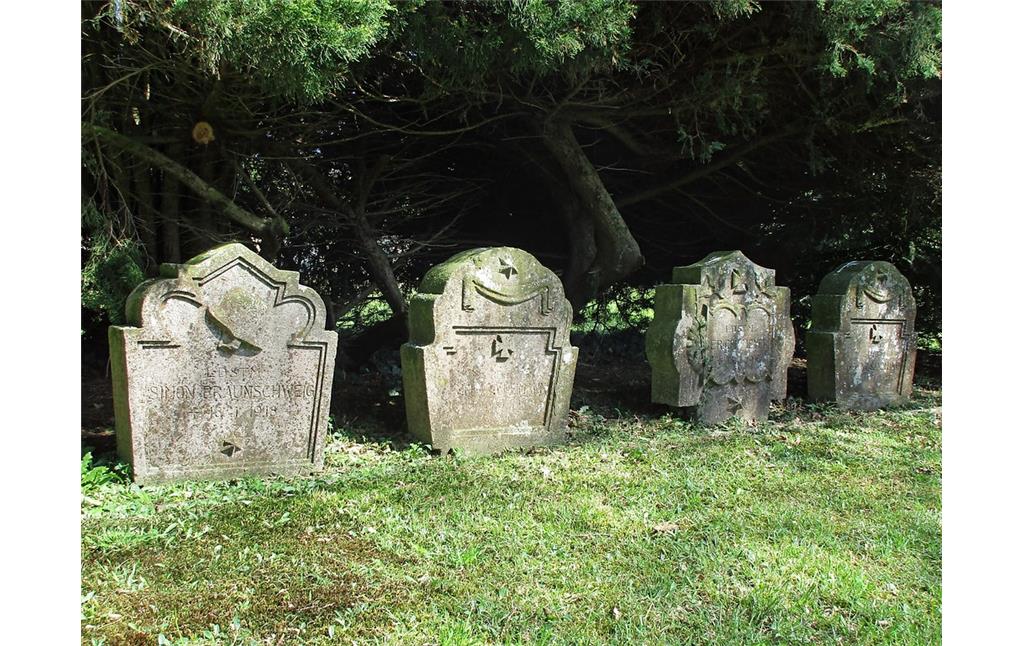 Soldatengrabsteine von Gefallenen des Ersten Weltkriegs auf dem neuen Judenfriedhof in Goch (2016).