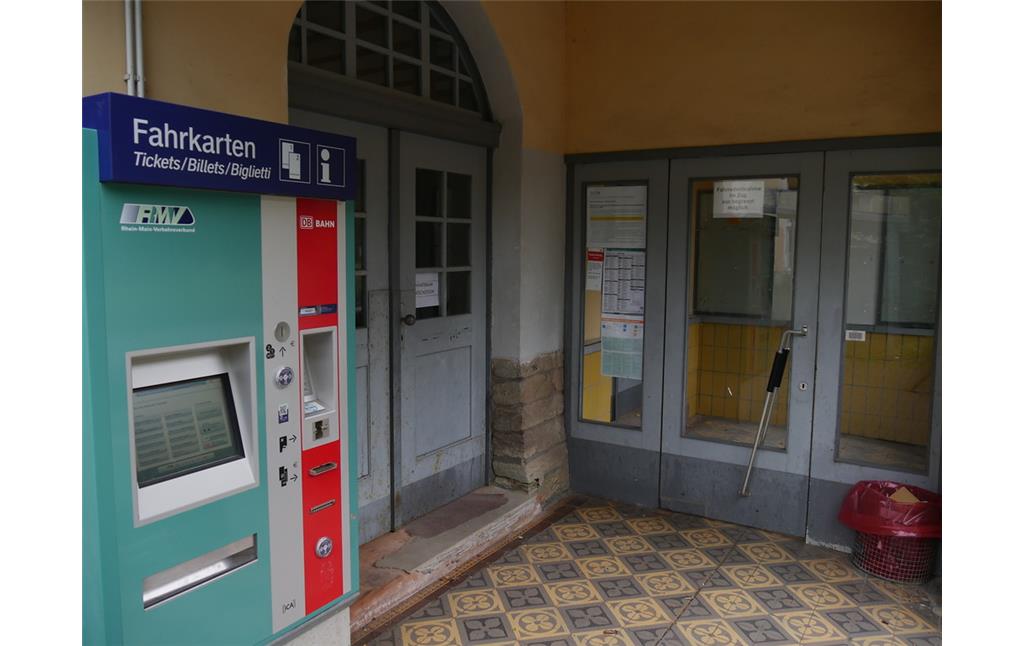 Fahrkartenautomat des neuen Bahnhofs in Weinbach-Gräveneck (2017)