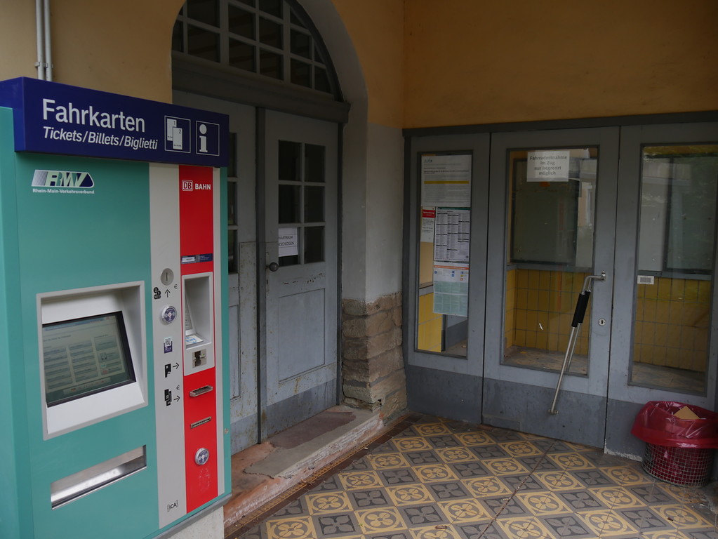 Fahrkartenautomat des neuen Bahnhofs in Weinbach-Gräveneck (2017)
