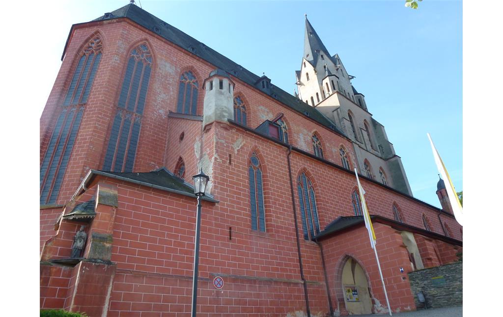 Mit dem Fehlen von seitlichen Stützpfeilern sowie einem Querhaus und dem Verzicht auf Schmuckformen, ist die Liebfrauenkirche in Oberwesel ein herausragendes Beispiel einer alternativen Gotik (2016).