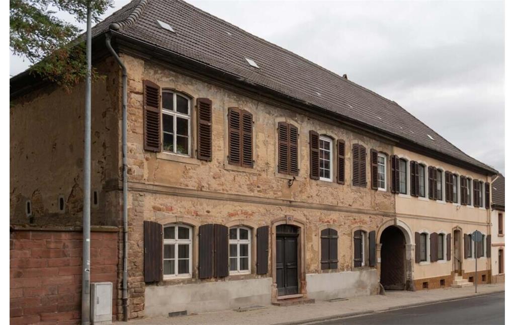 Die ehemalige fürstliche Kaserne in der Neumayerstraße in Kirchheimbolanden (2023)