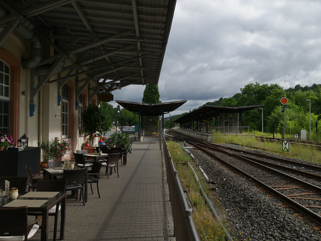 Bahnsteig am Hauptgebäude des Bahnhofs Weilburg (2017)