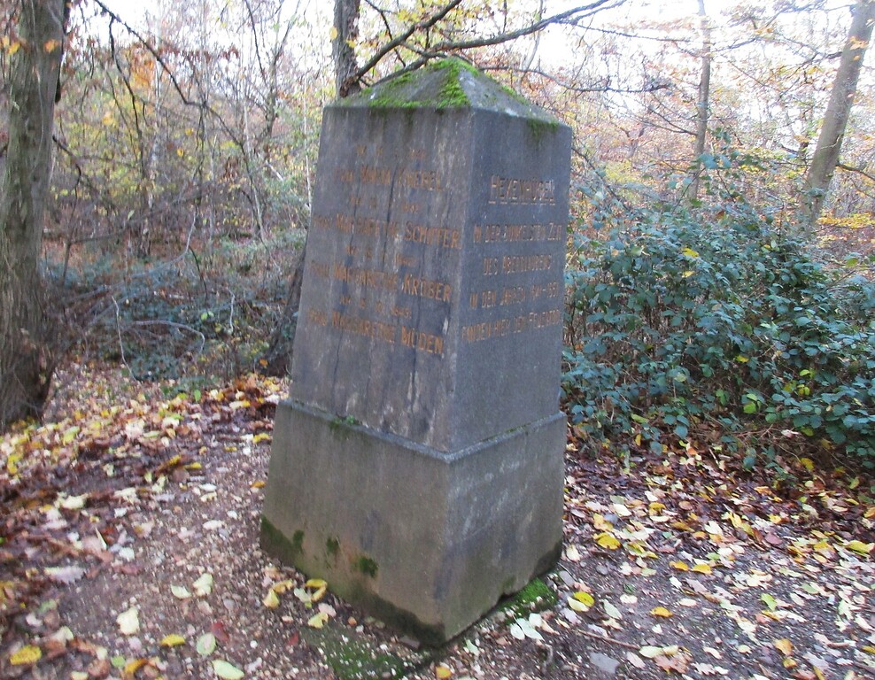 Die Gedenkstele zur Erinnerung an die Opfer der Hexenverfolgungen auf dem Hexenhügel oberhalb des Moselortes Winningen (2022).