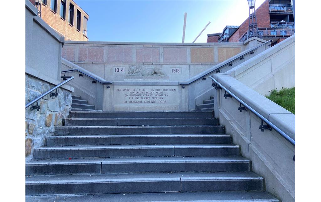 Die große Treppe führt vom Leinpfad aus zum Friedrich-Ebert-Ufer. In ihrer Mitte befindet sich das Löwenmonument, das an die gefallenen Porzer des Ersten Weltkrieges erinnert (2023).