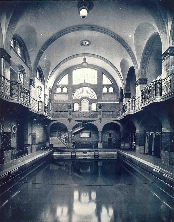 Schwimmhalle des alten Bonner Victoriabads (1906).
