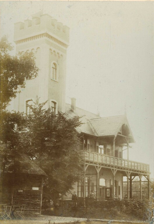 Der im Stil einer mittelalterlichen Burg gehaltene Turm am Berghotel Rittersturz (um 1900)
