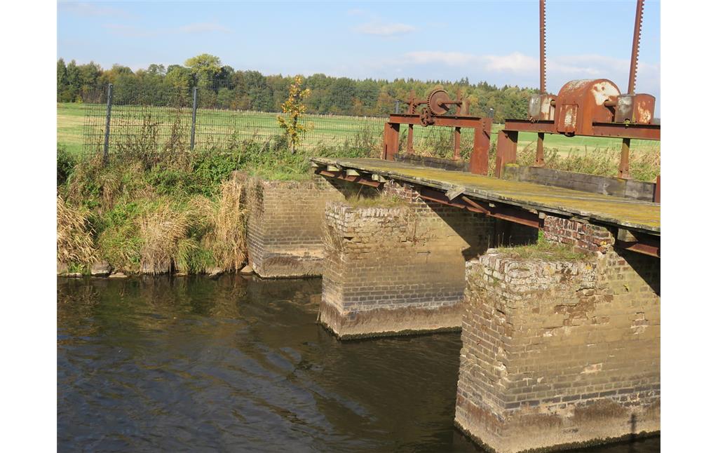 Das Stauwehr in Störkathen besteht aus zwei Strompfeilern und zwei Flügelmauern an den Ufern (2018).