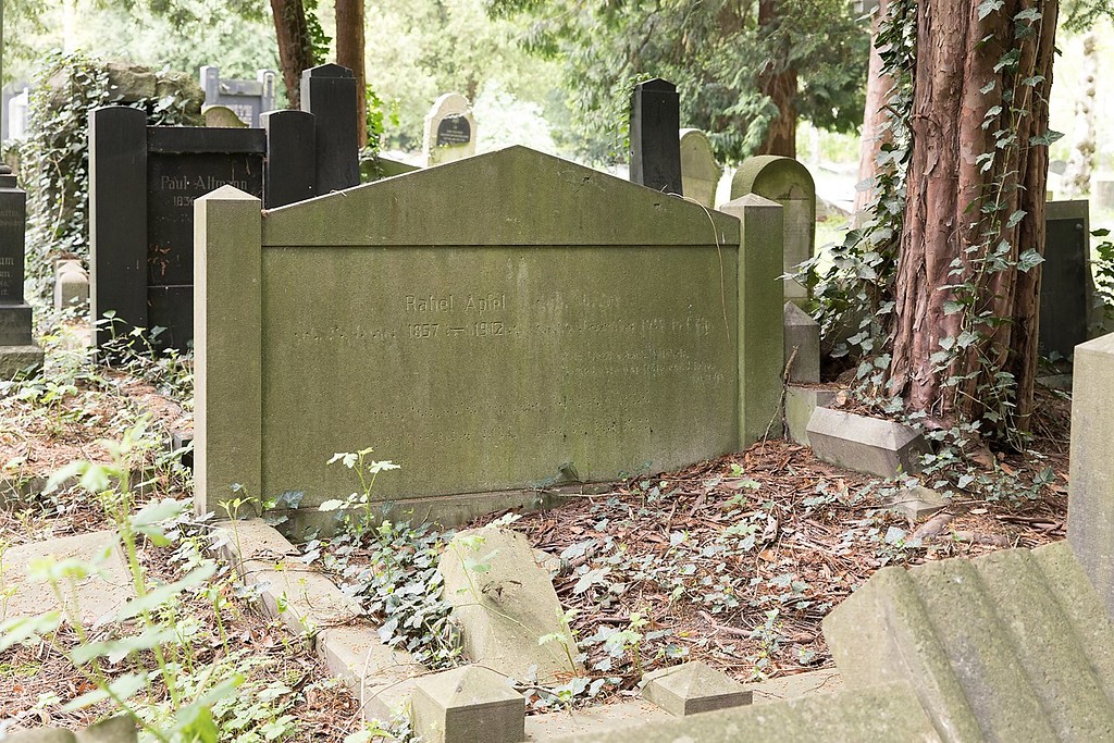 Grabmal der Kölner Lyrikerin, Schriftstellerin, Zionistin und Mitgründerin der National-Jüdischen Vereinigung Rahel Apfel (1857-1912, auch: Rachel bzw. Rahel Bürger-Apfel) auf dem jüdischen Friedhof in Köln-Deutz (2018)