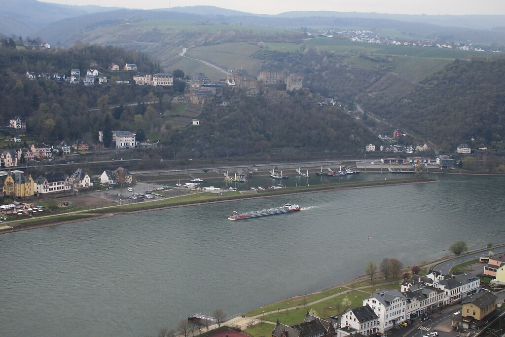 Blick vom Aussichtspavillon "Dreiburgenblick" über das Rheintal auf Sankt Goar, den Rheinfelshafen, die Villa Lindner und die Burg und Festungsanlage Rheinfels (2021).