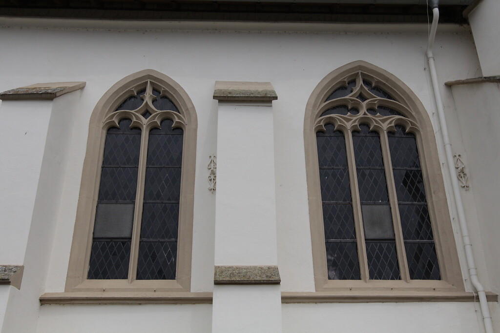 Detailansicht der Maßwerkfenster und Strebepfeiler im Langhaus der Evangelische Kirche in Laubenheim (2021)