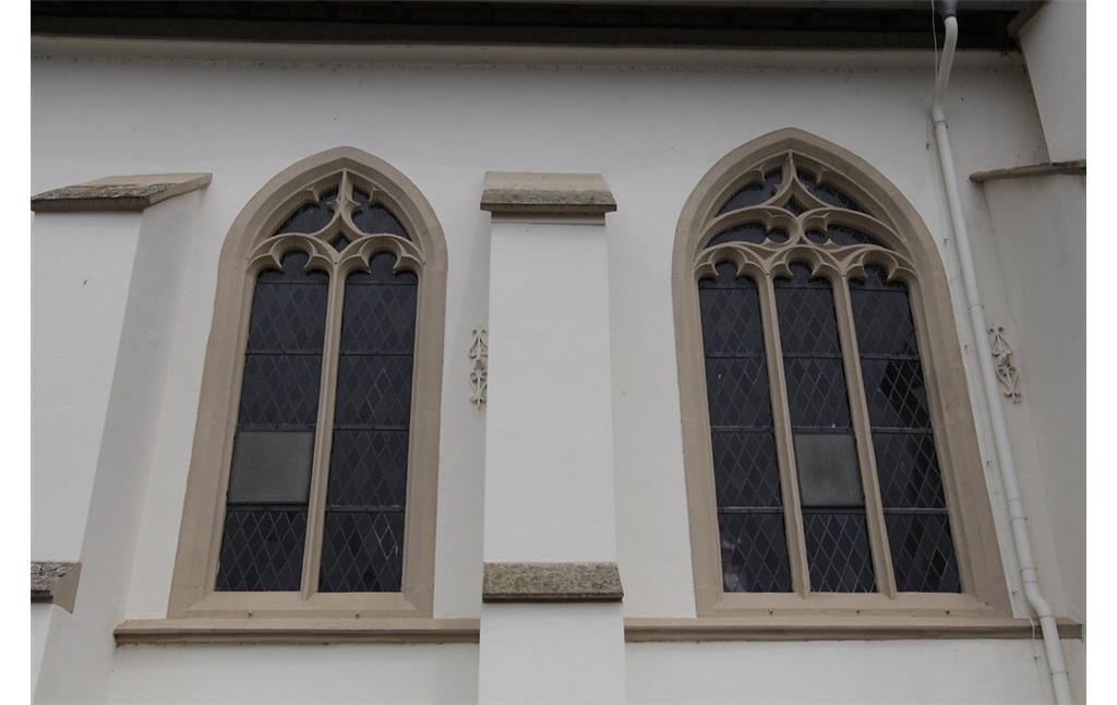 Detailansicht der Maßwerkfenster und Strebepfeiler im Langhaus der Evangelische Kirche in Laubenheim (2021)