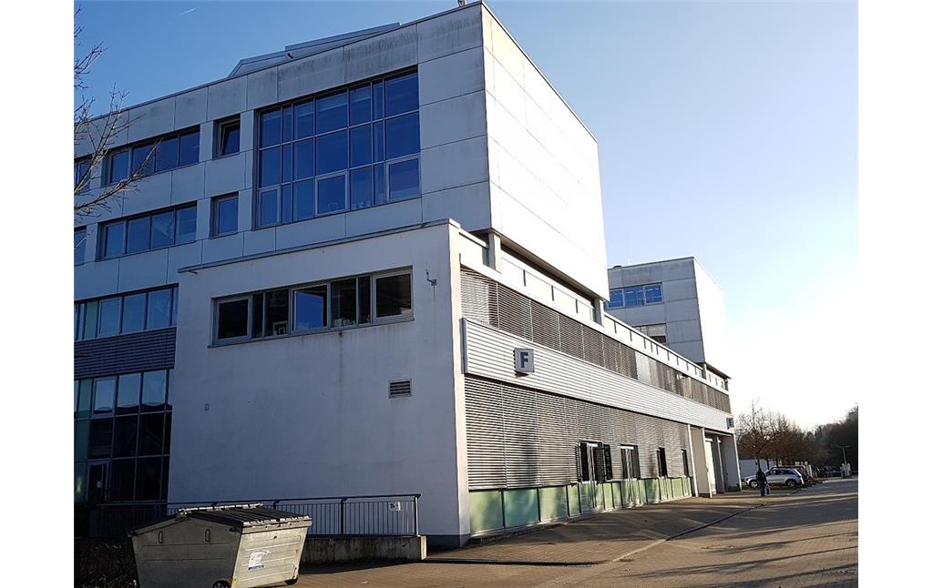 E- und F-Gebäude des Campus Koblenz der Universität Koblenz-Landau (2017).