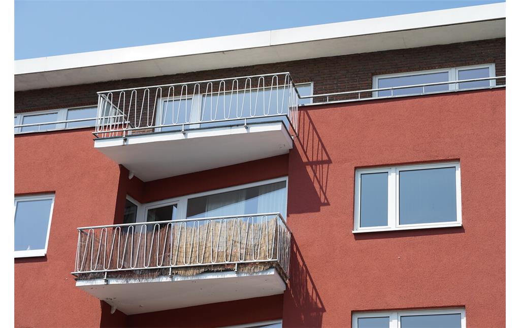 Balkone am Eckhaus Klosterstraße/Dürener Straße in Lindenthal (2022)