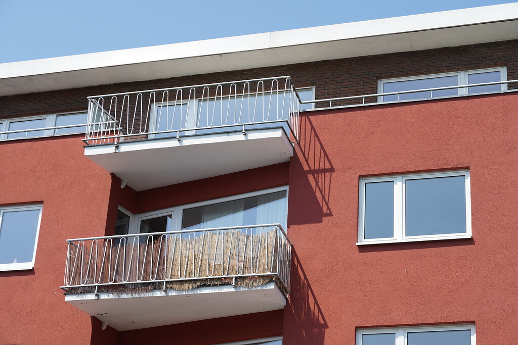 Balkone am Eckhaus Klosterstraße/Dürener Straße in Lindenthal (2022)
