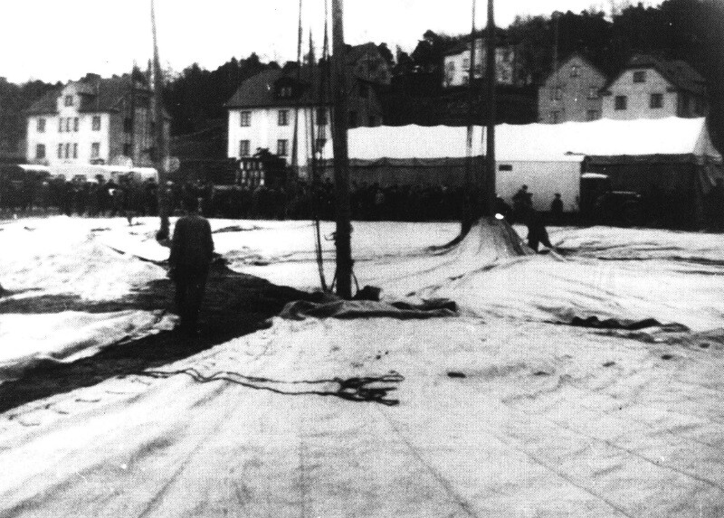 Aufbau des Zirkuszelts: Die Zeltplane wird hochgezogen (um 1920)