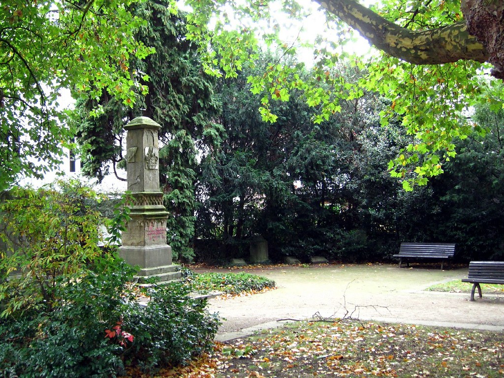Grünfläche an der Ecke Werdener Straße / Friedhofstraße, nahe des jüdischen Friedhofs in der Werdener Straße in Ratingen (2011)