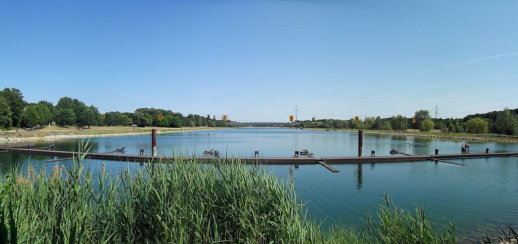 Der Bereich der Startrampe der Ruder-Regattastrecke am Fühlinger See in Norden von Köln (2011).