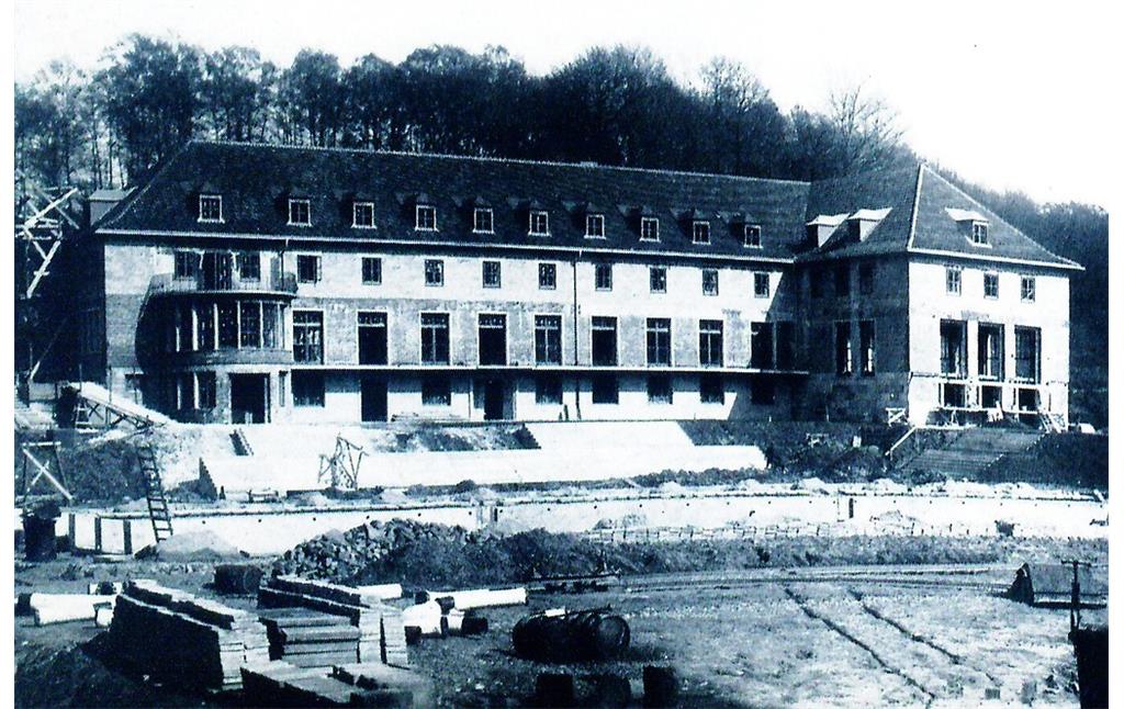 Die Aufnahme von um 1950 zeigt die Sportschule Hennef im Rohbau.