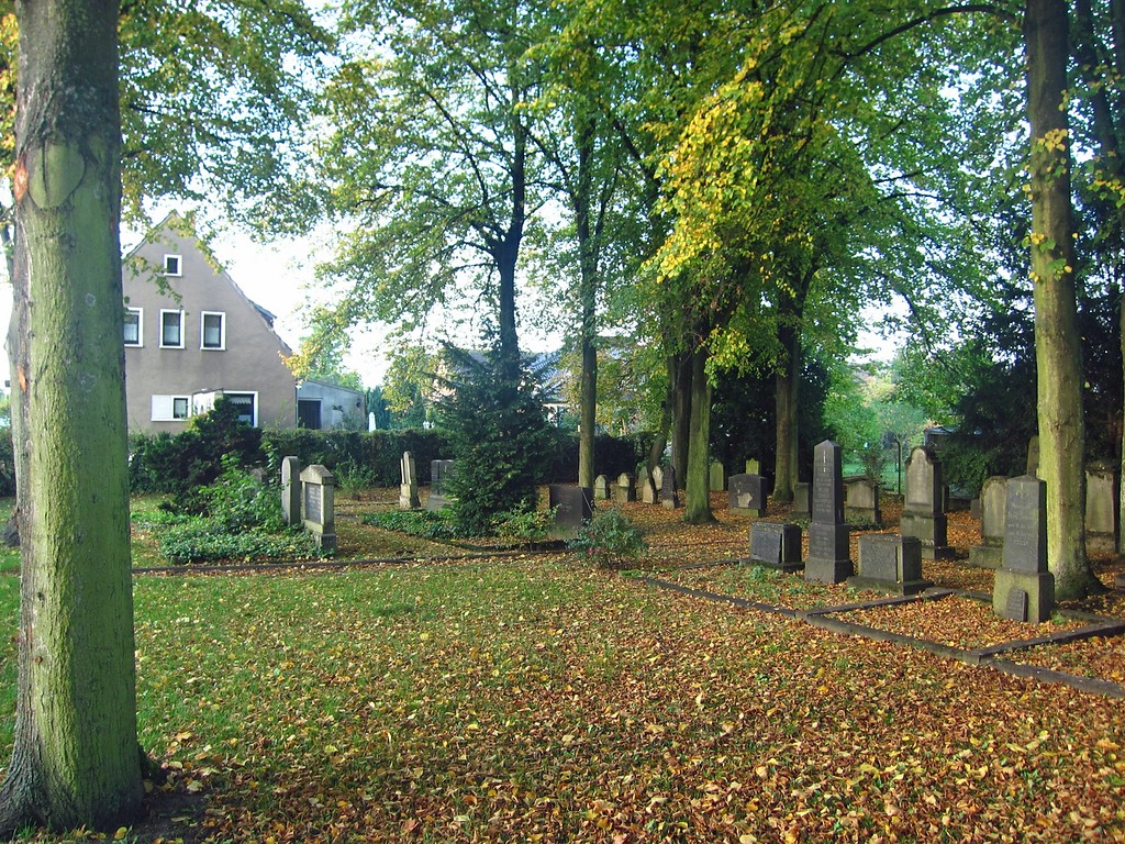 Blick auf das westliche Gräberfeld des Jüdischen Friedhofs Alleestraße in Jüchen (2013)