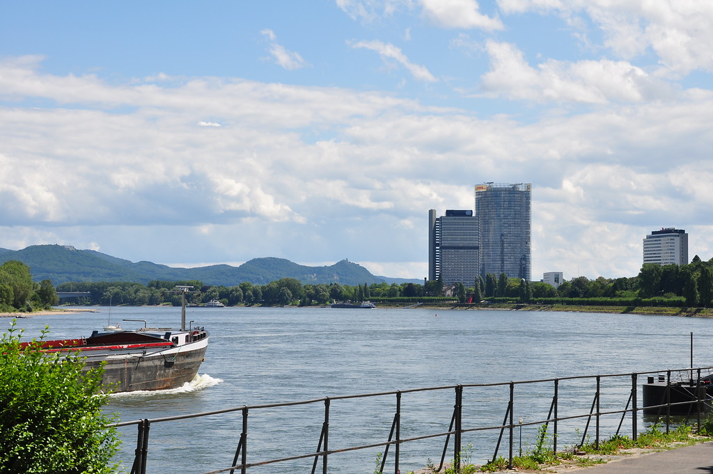 Der Rhein bei Bonn, im Hintergrund das Siebengebirge, das frühere Abgeordnetenhochhaus "Langer Eugen" und der Post Tower (2017)